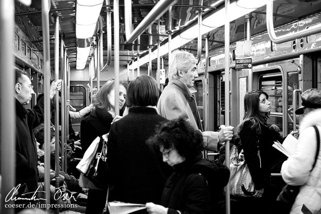 In einer Straßenbahn in Mailand, Italien.