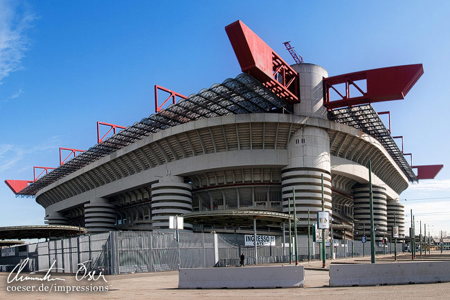 Außenansicht des San-Siro- oder Giuseppe-Meazza-Stadions in Mailand, Italien.