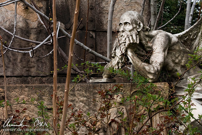 Eine der künstlerischen Grabstatuen am Friedhof Cimitero Monumentale in Mailand, Italien.
