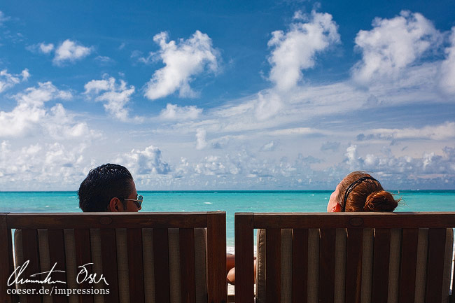 Menschen genießen die Sonne und das warme Klima auf der Meerufenfushi-Insel, Malediven.