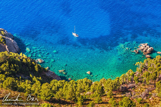 Ein Boot treibt in einer einsamen Bucht auf der Insel Mallorca, Spanien.