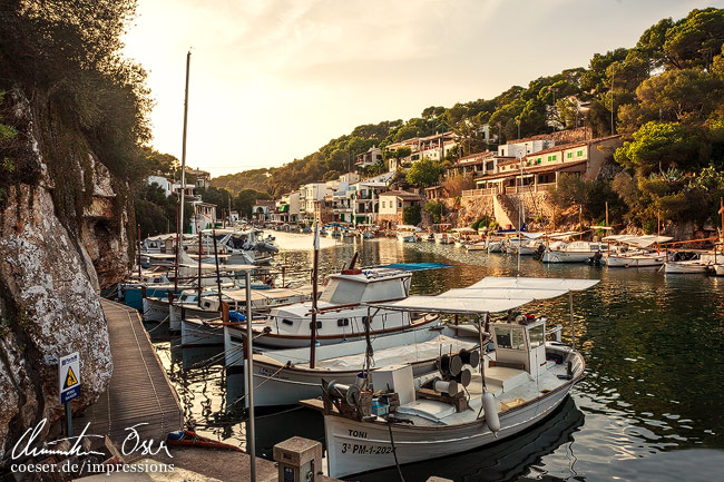 Sonnenuntergang am Hafen von Cala Figuera auf der Insel Mallorca, Spanien.