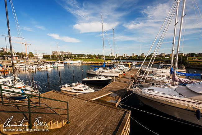 Ein kleiner Hafen im Västra-hamnen-Viertel in Malmö, Schweden.