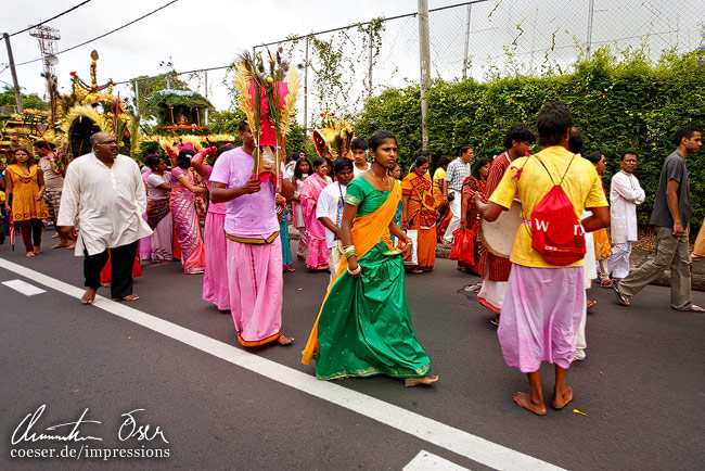 Menschen feiern eine religiöse Zeremonie der Tamil in Curepipe, Mauritius.