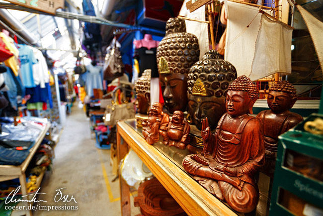 Buddhastatuen am Grand-Baie-Bazar in Mauritius.