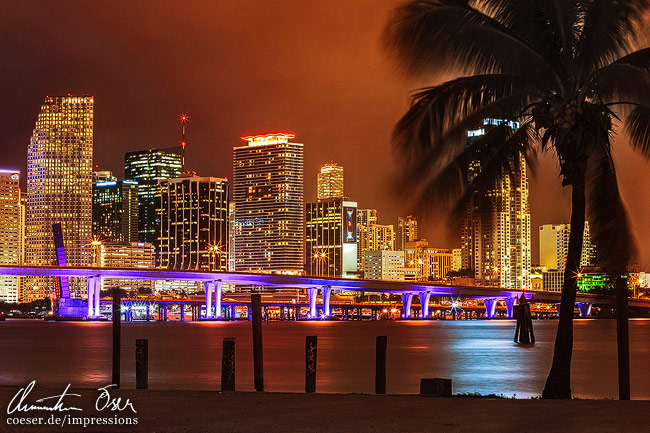 Die beleuchtete Skyline nach Sonnenuntergang in Miami, USA.
