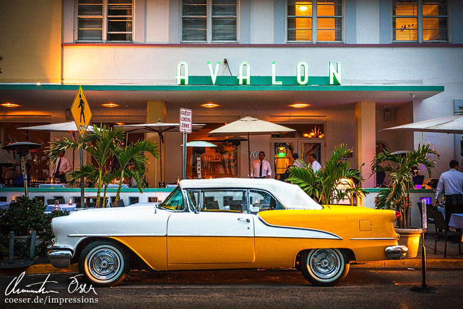 Ein alter Buick steht vor dem Avalon-Hotel im Art-Deco-Stil in Miami, USA.
