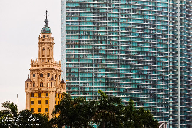 Der alte Freedom Tower neben einem modernen Wohngebäude in Miami, USA.