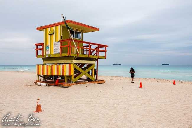 Ein farbenfroher Rettungsturm am Strand von South Beach in Miami, USA.