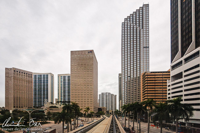 Blick aus dem People Mover auf Hochhäuser in Downtown in Miami, USA.