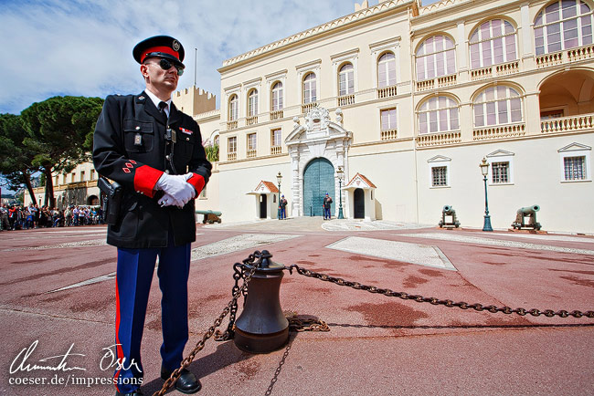 Eine Wache vor dem Fürstenpalast in Monaco.
