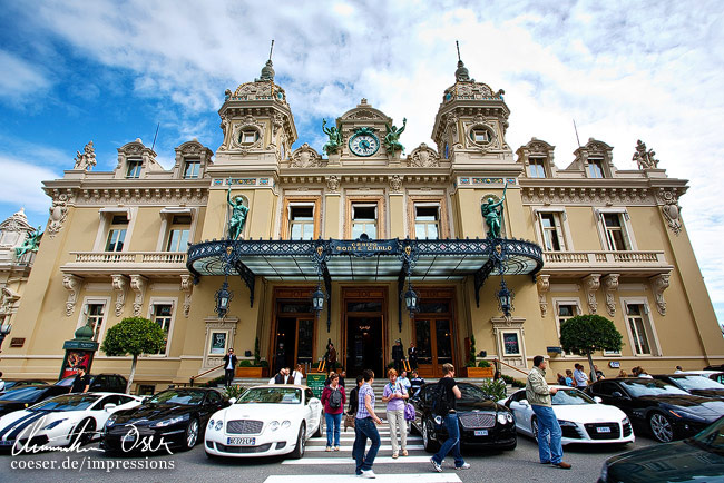 Teure Autos parken vor dem Monte Carlo Casino in Monaco.