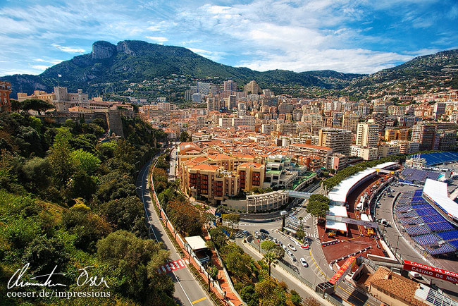 Panoramaansicht des Fürstenpalasts und der Stadt von Monaco.