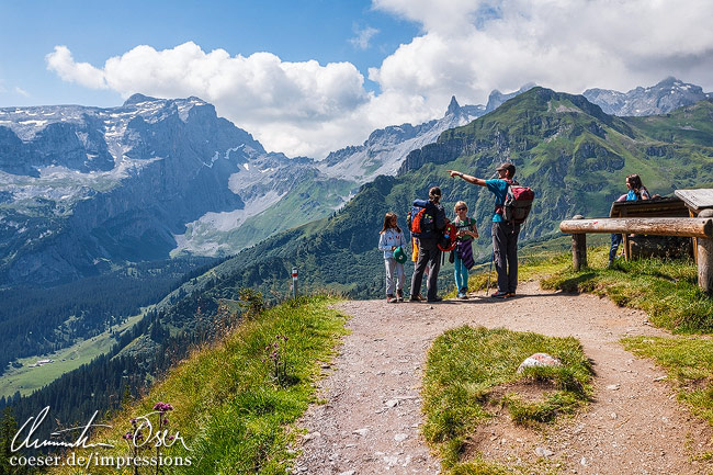 Wanderer auf dem Golmer Berg blicken auf die Gipfel Sulzfluh, Drei Türme und Drusenfluh im Montafon, Vorarlberg, Österreich.