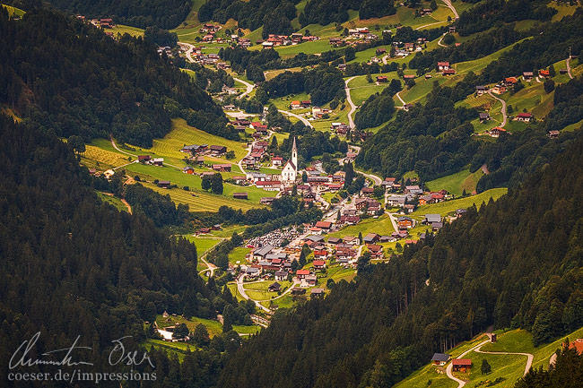 Das Dorf Silbertal, aufgenommen vom Wanderweg Wasserstubental auf dem Kristberg im Montafon, Vorarlberg, Österreich.