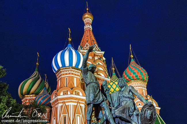 Das Minin-und-Poscharski-Denkmal vor der Basilius-Kathedrale in Moskau, Russland.