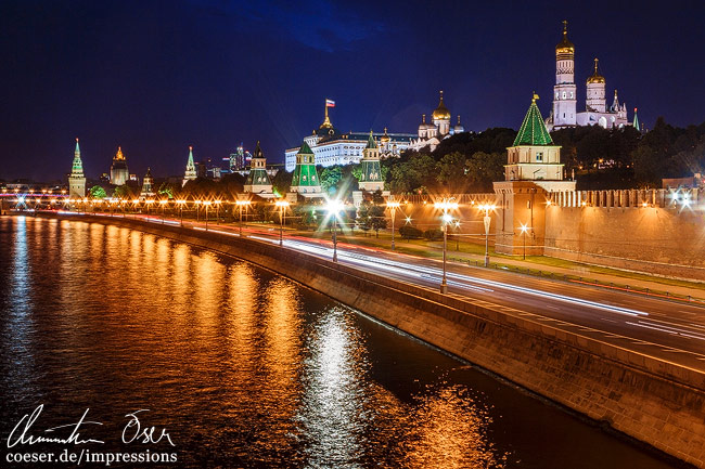 Der Fluss Moskwa und der beleuchtete Kreml nach Sonnenuntergang in Moskau, Russland.