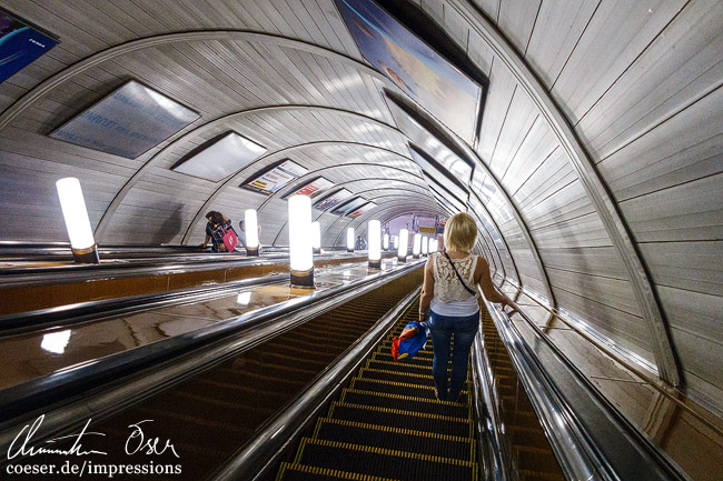 Eine Frau auf einer Rolltreppe in der Moskauer Metro in Moskau, Russland.
