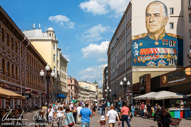 Porträt von UdSSR-Marschall Georgi Schukow auf einer Hauswand auf der Arbat in Moskau, Russland.