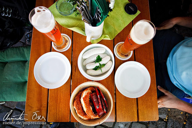 Ein traditionelles Weißwurstfrühstück mit einer Halbe Weißbier in München, Deutschland.