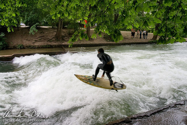 Ein populärer Platz für das Fluss-Surfen findet sich im Englischen Garten in München, Deutschland.