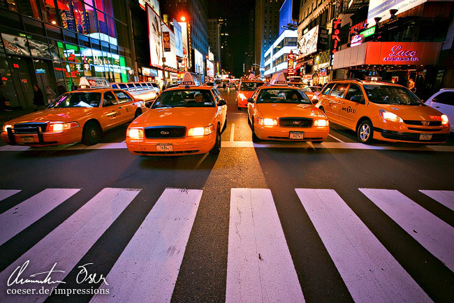 Typische Taxicabs an einer Kreuzung in New York City, USA.