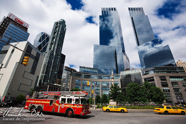 Eine Drehleiter der Feuerwehr FDNY (Fire Department of New York) am Columbus Circle vor dem Time Warner Center in New York City, USA.