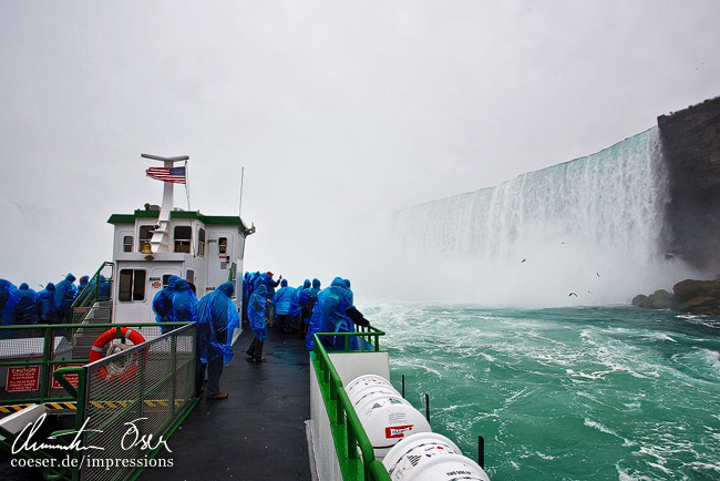 Die kanadischen Hufeisenfälle (Nigarafälle) von einem Boot aus gesehen in Niagara City, USA.