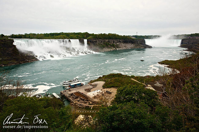 Panorama der Niagarafälle (American Falls, Bridal Veil Falls und die kanadischen Hufeisenfälle) in Niagara City, USA.