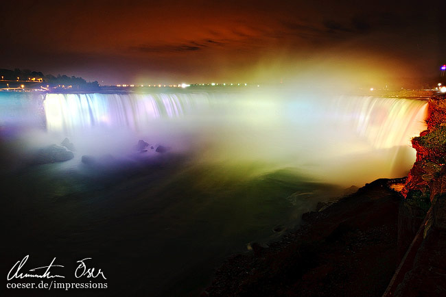 Die beleuchteten kanadischen Hufeisenfälle (Nigarafälle) in Niagara City, USA.