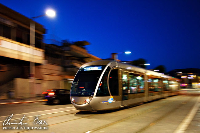 Die moderne Straßenbahnlinie T1 in Nizza, Frankreich.