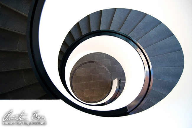 Blick nach unten in einem Treppenhaus (Stiegenhaus) des Neuen Museums in Nürnberg, Deutschland.