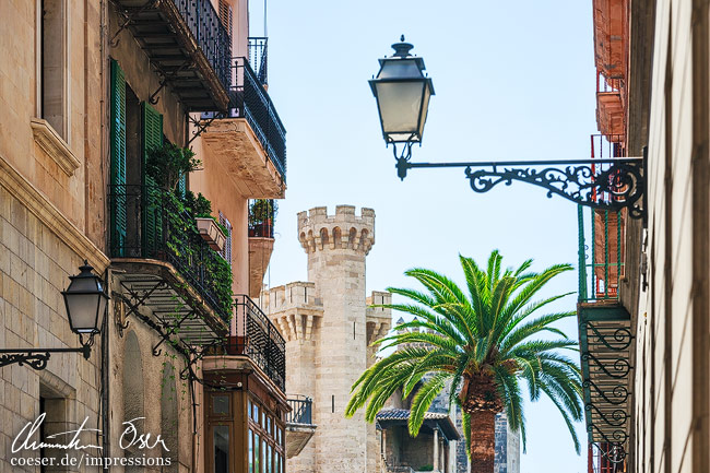 Der königliche Almudaina-Palast von der Altstadt aus gesehen in Palma de Mallorca, Spanien.