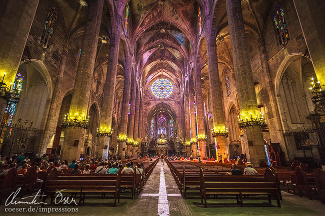 Innenansicht der Kathedrale der Heiligen Maria (La Seu) in Palma de Mallorca, Spanien.