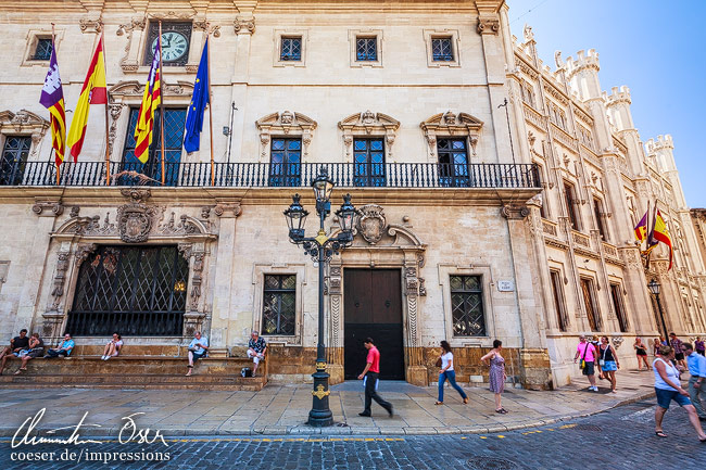 Das Rathaus in der historischen Altstadt von Palma de Mallorca, Spanien.