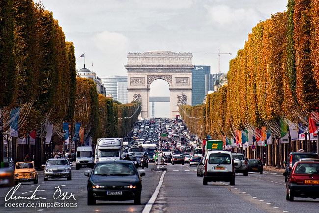 Der Triumphbogen von der Prachtstraße Champs-Elysees aus gesehen in Paris, Frankreich.