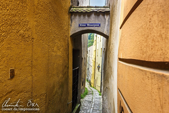 Die 'Kleine Messergasse', eine von vielen engen Gassen in der Altstadt in Passau, Deutschland.
