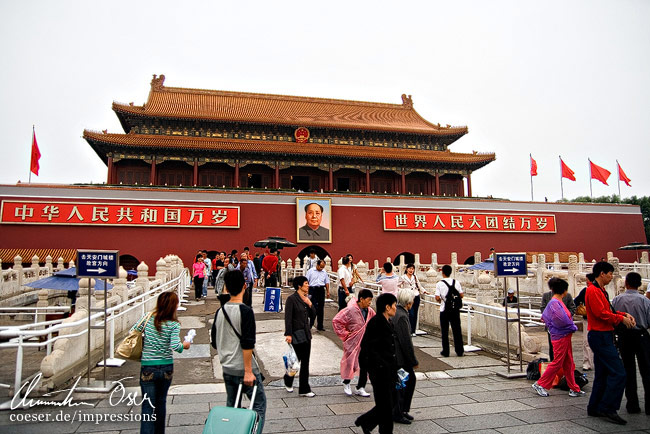 Ein Porträt von Präsident Mao Zedong am Eingang der Verbotenen Stadt in Peking, China.