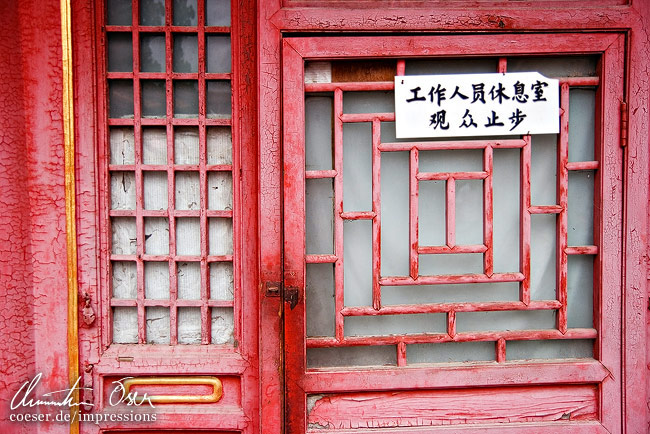 Nahaufnahme eines Eingangs in der Verbotenen Stadt in Peking, China.