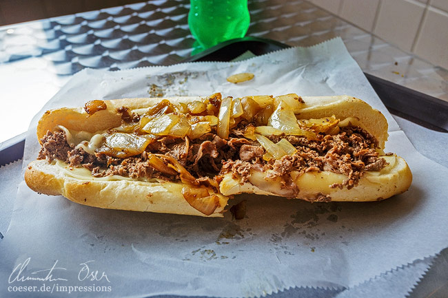 Nahaufnahme eines köstlichen Philly Cheesesteak in Philadelphia, USA.