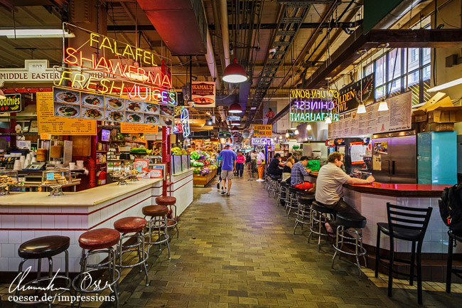 Innenansicht der Markthalle Reading Terminal Market in Philadelphia, USA.