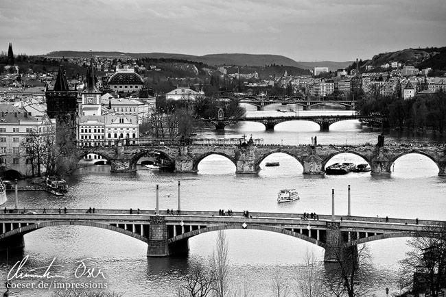 Blick auf die Manes-Brücke (Manesuv most), die Karlsbrücke () und die Brücke der Legionen (Most Legii) in Prag, Tschechien.