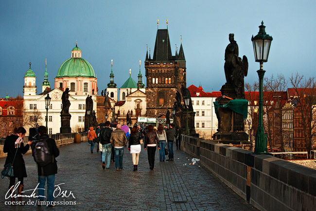 Auf der Karlsbrücke mit dem Altstädter Brückenturm in Prag, Tschechien.