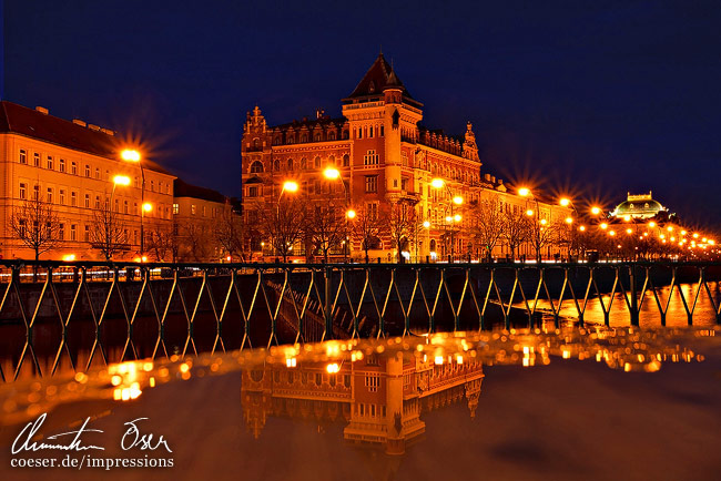Ein historisches Gebäude spiegelt sich in einer Lacke in Prag, Tschechien.