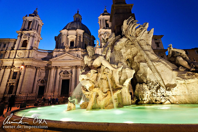 Der Vierströmebrunnen (Fontana dei Quattro Fiumi) vor der Kirche Sant’Agnese in Agone am Platz Piazza Navona in Rom, Italien.