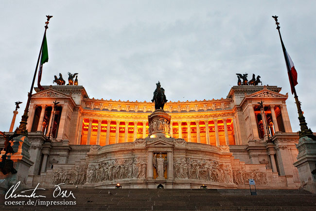 Das beleuchtete Monumento Nazionale a Vittorio Emanuele II in Rom, Italien.