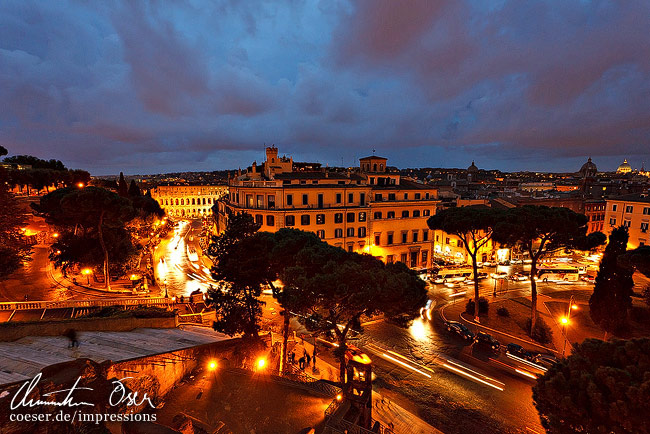 Kreuzung der Straßen Piazza d'Aracoeli und Via del Teatro Marcello in Rom, Italien.