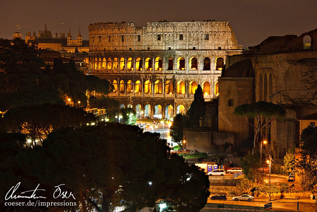Blick auf das beleuchtete Kolosseum in Rom, Italien.