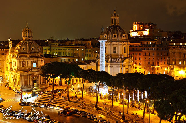 Die Kirche Santa Maria di Loreto, die Trajanssäule und die Kirche Santissimo Nome di Maria al Foro Traiano in Rom, Italien.