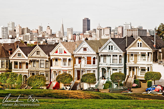 Die 'Painted Ladies'-Häuser am Alamo Square und die Skyline im Hintergrund in San Francisco, USA.